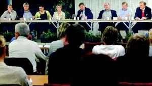Ojämlikt. Kommunalanställd vårdpersonal har fortfarande inte fria arbetskläder, trots att politikerna tagit beslut om det. Det var något som diskuterades på Kommunals träff med ledande politiker i går kväll.Foto: Matilda Ahl