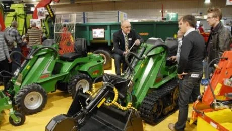 Nordfarm Maskin AB från Norrköping fanns på plats med sina maskiner på lantbruksmässan i Jönköping. Vd Björn Jönsson foto: börje gavér demonstrerar en kompaktlastare för Torbjörn Larsson, Marcus Schön och Henrik Karlsson, alla från Skåne.