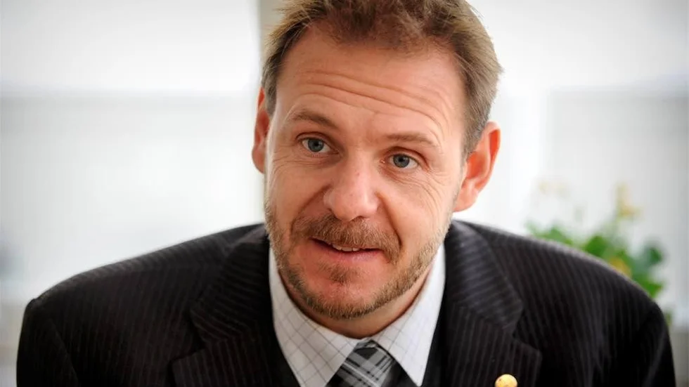 Tomas Kronståhl (S) menar att kostenhetens betydelse måste minskas.