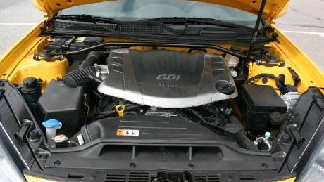 3,8-liters V6 med 347 hästkrafter ger ifrån sig ett härligt vrålande motorljud och varvar friskt innan nästa växel går i.