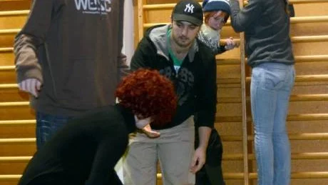Samarbete inom grupperna var mycket viktigt. Här klarar ett lag av en balansakt på en hinderbana i folkhögskolas gymnastiksal. Foto: Hans Brandin