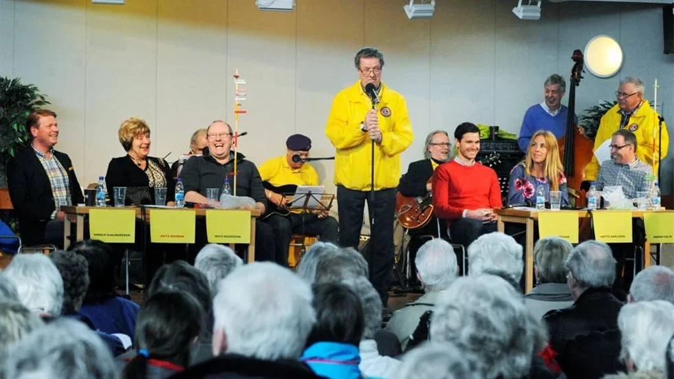 Från vänster laget med politiker - Harald Hjalmarsson, Anita Bohman och Mats Hugosson. På andra sidan sitter Martin Krüger, Anette Karlsson och Anders Eklöf. Tävlingsledare är Gunnar "Skruven" Nilsson.