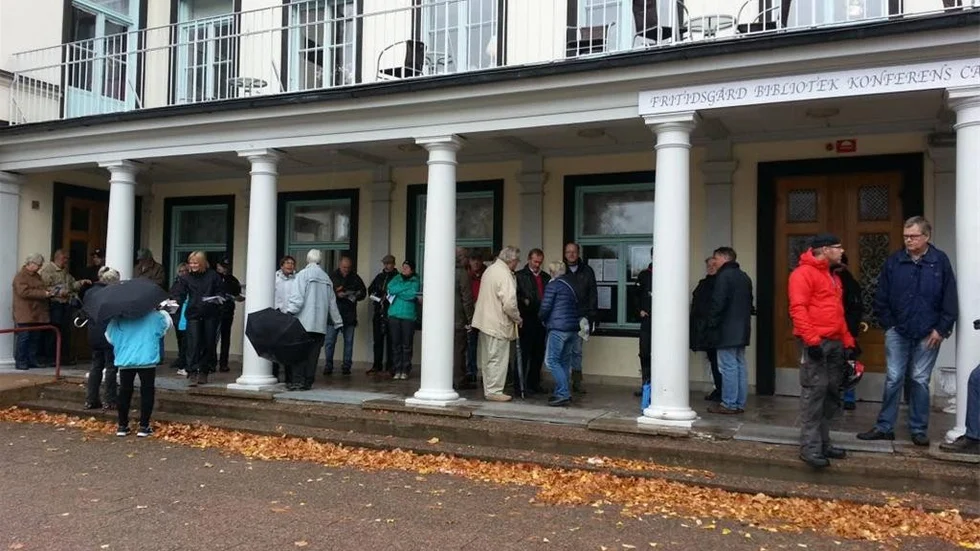 Deltagarna på förbättringsvandringen i Gamleby, just innan de gick iväg.