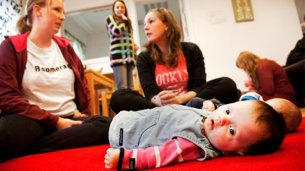 Besöken på öppna förskolan Guldkornet i Gamleby har minskat den senaste tiden. Förskolechefen tror dock att det kommer att öka igen. På bilden syns då två månader gamla Elsa Höglund, Zandra Höglund och Marie Hörnander.