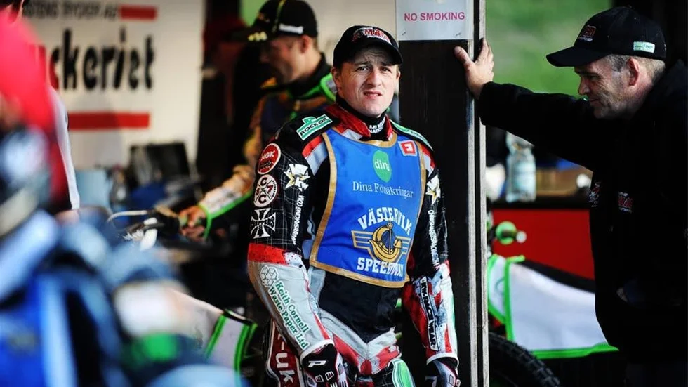 En vanlig syn de senaste sju åren. Chris Harris i Västervik Speedways väst och det blir ett åttonde år i Västerviksvästen för britten.Arkivfoto: Ola Axman
