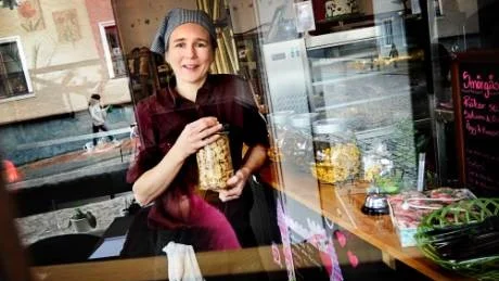 Nathalie Lind Gardeus har börjat tillverka eget hundgodis. I innehållslistan finns bland annat kycklinglever, kalkon och valnötter. Foto: Ola Axman