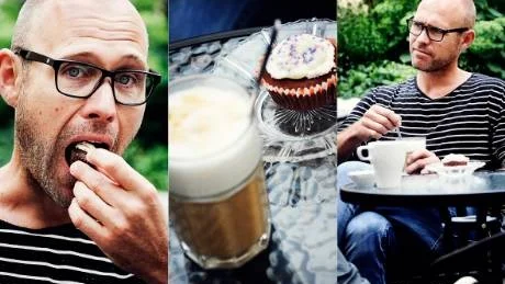 Niklas Lind gillar att fika. På jobbet på turistbyrån kommunicerar han både internt och externt. Han är kommunikatör. Foto: Ola Axman.