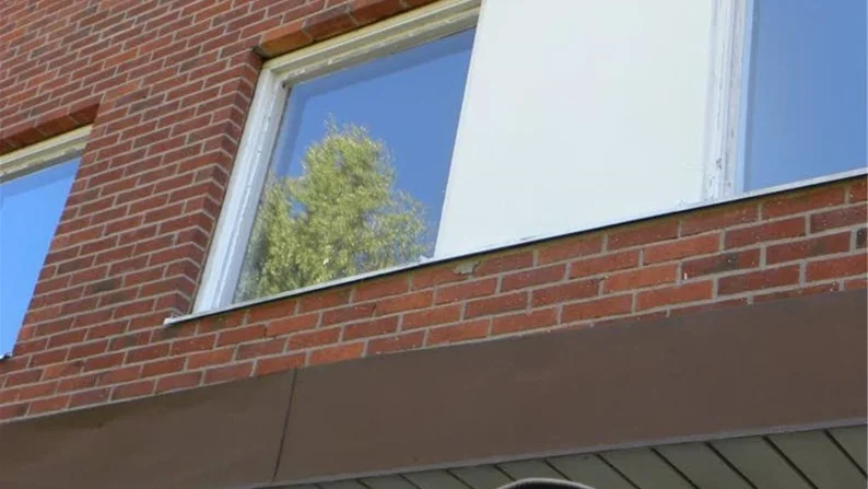 Holländaren Robert Lupker köper hyreshuset på Tjädervägen i Ankarsrum. Upprustningen har redan påbörjats.