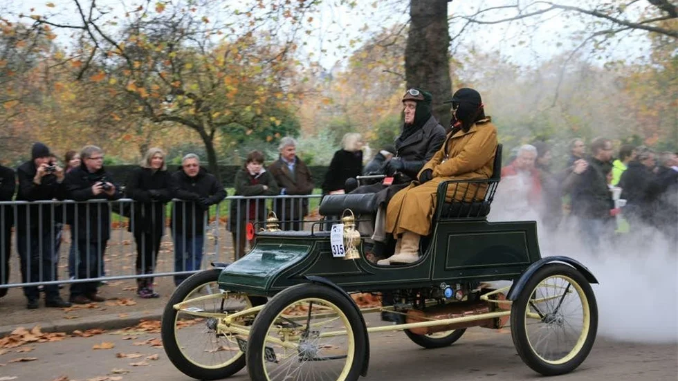 ullar fortfarande. Den här ångdrivna Stanleyn från 1903 kördes i veteranbilstävlingen mellan London och Brighton i England 2010.
Foto: Bikeworldtravel/Shutterstock.com