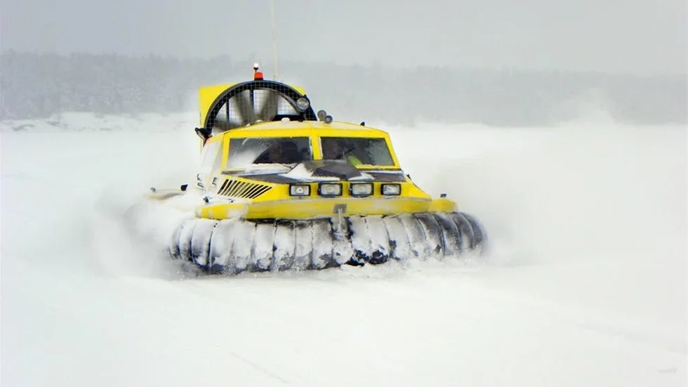 Svävaren dundrar fram över Gåsfjärden.