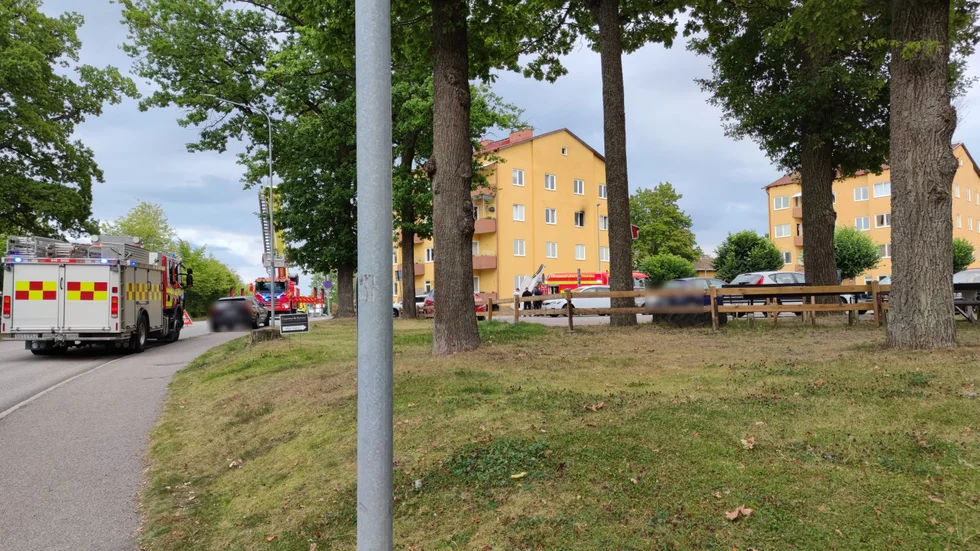 Det började brinna i en lägenhet på Nanolfsvägen i Finspång på fredagen.