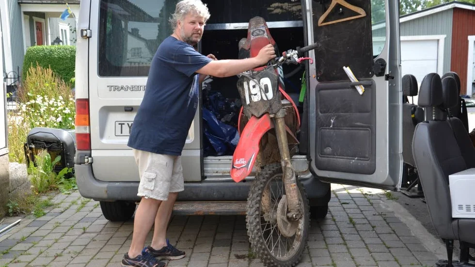 INBROTT.  Vid fyratiden natten mot måndagen vaknade familjen av ett pågående inbrott. Då höll tjuvarna på att lasta ur Anders motorcykel ur minibussen.
