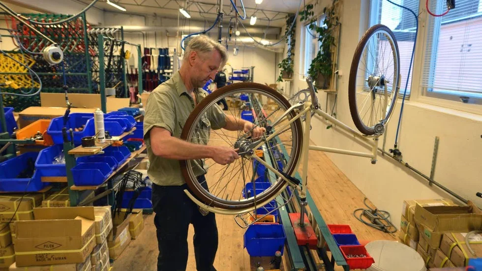 Martin Avander tillverkar en ny cykel i verkstaden i Målilla. I framtiden kan det ske i Västervik istället.