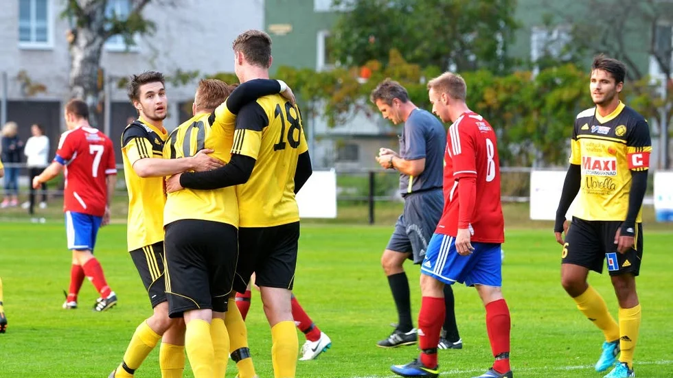 De gulklädda VFF-spelarna klappar om varandra efter tre poäng hemma mot Djursdala.