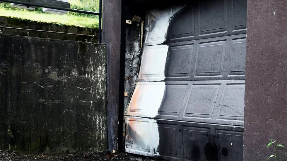 Brand. Branden anlades vid en garageport i anslutning till fastigheten.