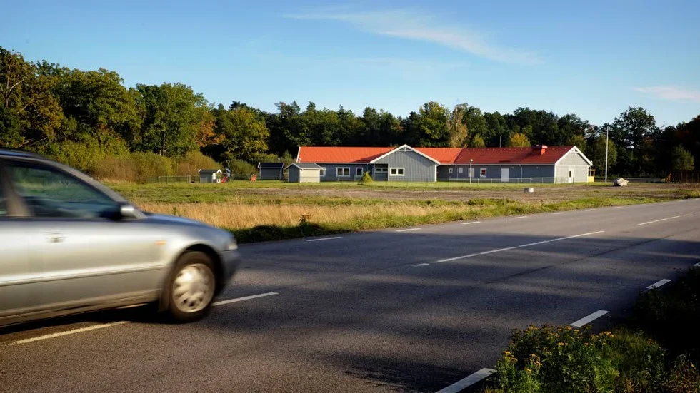 FARLIGT. När en dumpers välte vid Ekbackens förskola var det bara tur att den välte åt rätt håll. Annars hade kunnat gå riktigt illa.