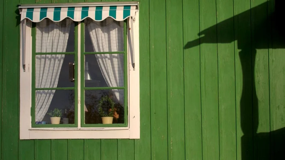 Grönt är skönt. Men för att hitta exakt den gröna nyans som man önskar är det bäst om man kan hitta ett grönt hus i verkligheten och fråga om färgnummer.
