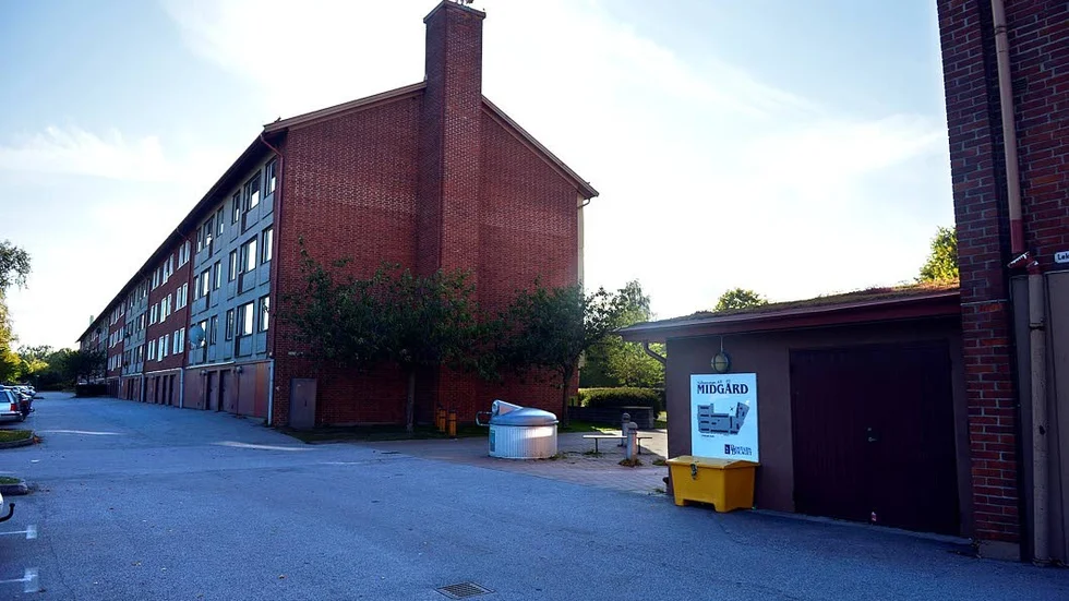 Mord. Under valnatten 2014 sköts en man ihjäl på Midgård i Västervik. Under måndagen inleddes mordrättegången.