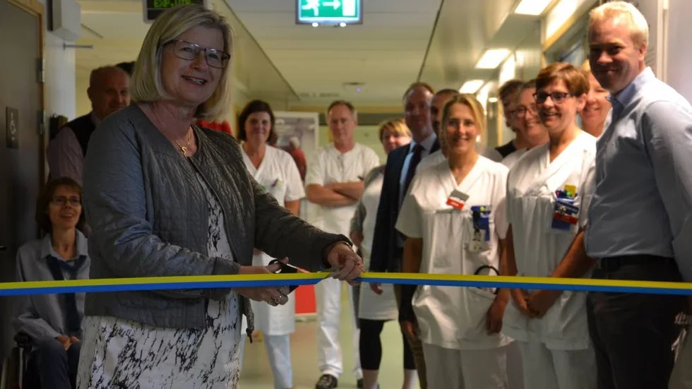 INVIGER. En ny vårdenhet på Västerviks sjukhus har bland annat syftet att svårutredda patienters vård ska samordnas. Landstingsrådet Lena Segerberg klipper invigningsbandet.