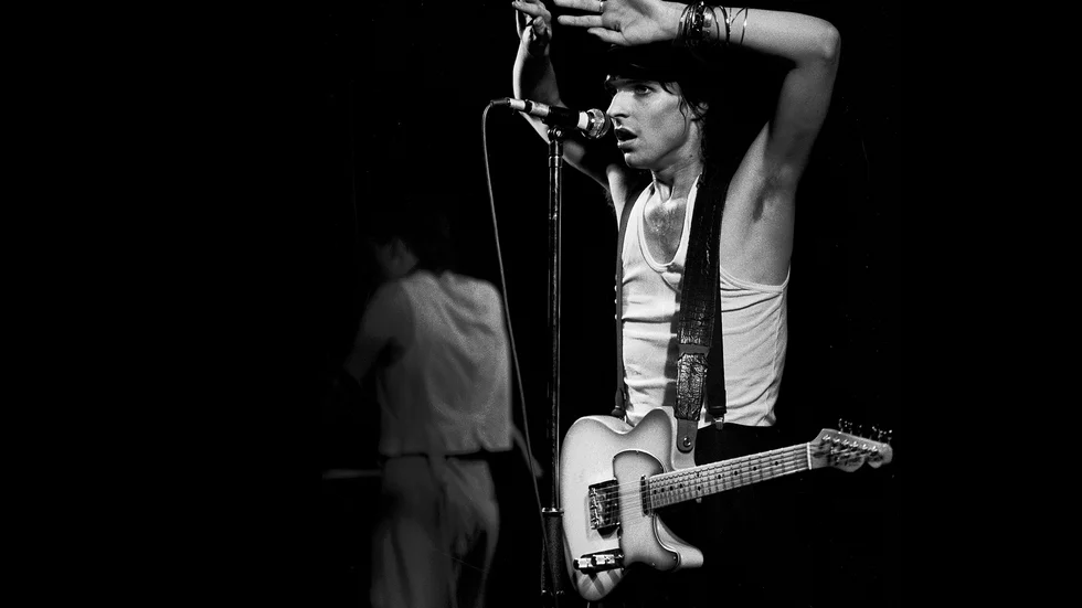 Forum Linköping, Imperiet 1985. Forumteatern med plats för cirka 500 i publiken var perfekt för ett band som Imperiet. Joakim Thåström i sin Salvation Army-kepa och armbågarna över öronen förtrollade gemene man. Alla i rummet upplevdes ha en pågående kontakt med aktörerna på scen. Inga videoskärmar eller fläskiga ljusriggar. Fullständigt här och nu.