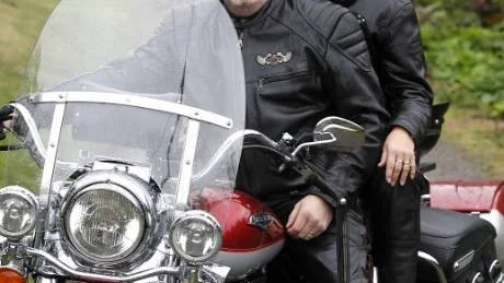 Nils-Göran och Ingalill Löfstedt på sin Harley Davidson. De är trötta på allt negativt som skrivs och sägs om motorcykelåkare.foto: håkan sjöström