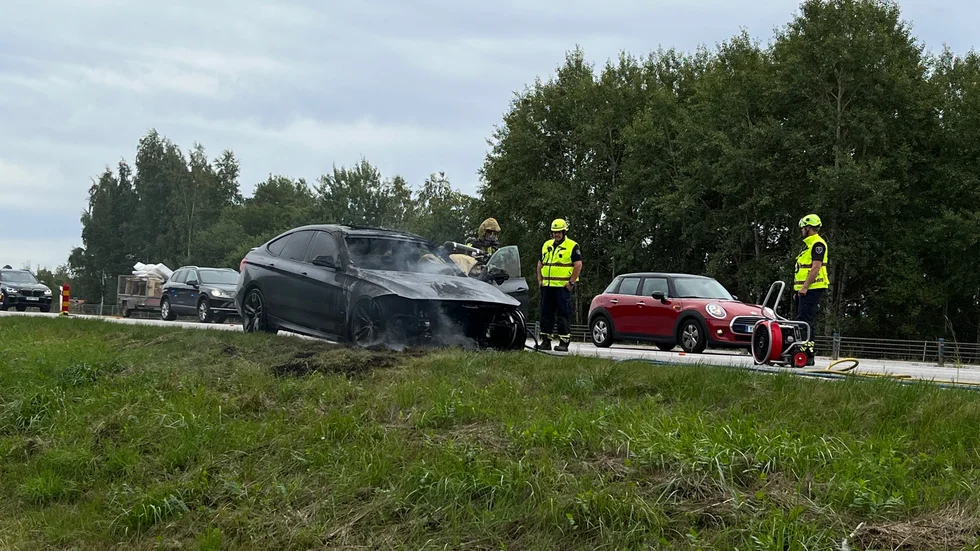 Rökutvecklingen var kraftig initialt och på grund av det stängdes båda körfälten söderut av under en kort stund.