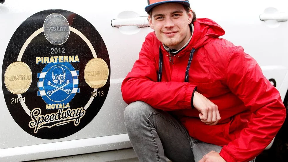 TILLBAKA. Anton Rosén är nybliven pappa och tror att det blir lättare att ha roligt på speedwaybanan nu.  På måndagen kör han för Piraterna mot Västervik.