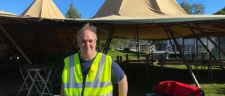 Höstmarknaden ska bli sedd och hörd • Mattias håller koll på kablarna • "Ovärderlig hjälp"  