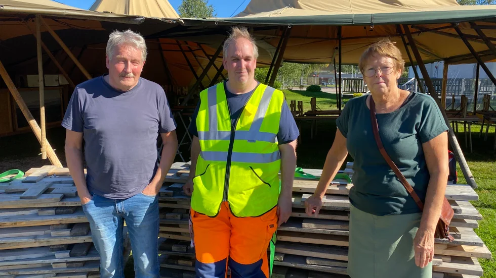 Benny och Eva Östlund flankerar Mattias Lind som ännu en gång fixat elen på Höstmarknadsområdet.