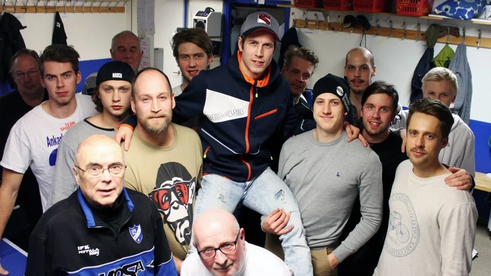 PÅ TRONEN. IFK Motalas bäste spelare Eric Ågren hyllas av laget i omklädningsrummet. "Snabb, bra skott, vill mycket", säger målvakten Jussi Aaltonen.