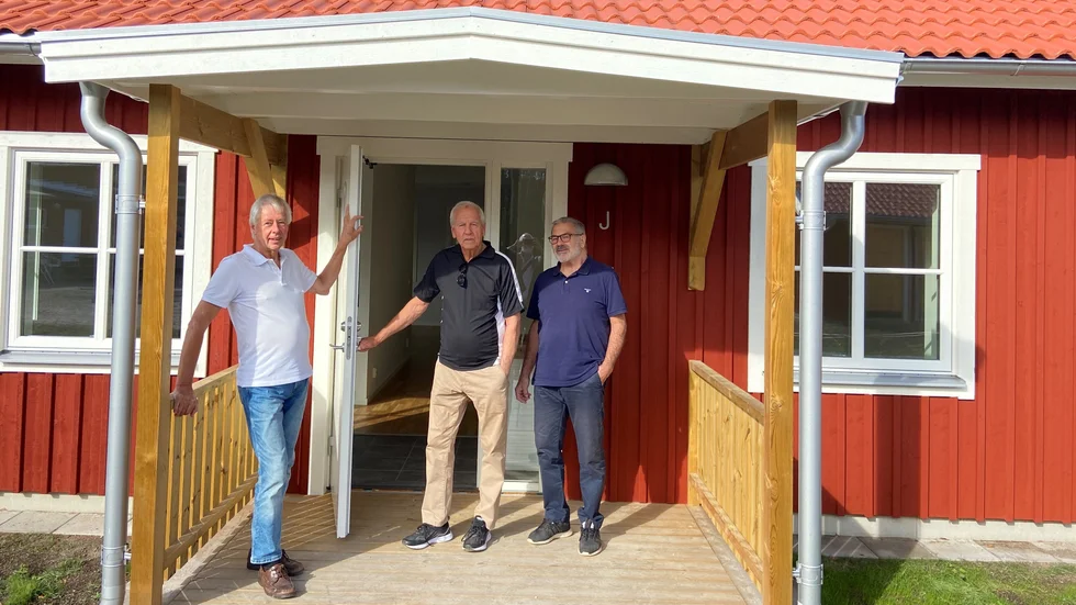 Här på bron till ett av de nya husen ser vi en innertrio i Kiladalens Utvecklingsbolag i Stavsjö, Gunnar Casserstedt, Larz Johansson och Thomas Rodestrand. 