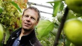 Mats Nilsson föredrar äldre äpplesorter. I hans egen trädgård växer Katja, som ger sommarfrukt, och Aroma som ger höstfrukt.  Foto: Lisa Olaison