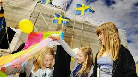 Pingstkyrkan firade 90 år och bjöd på tårta och fiskdamm för de yngre: Ida Lundqvist , Lovisa Bäckström och Milena Axklo. Foto: Ellen Kindstrand