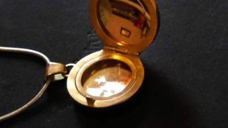 En liten öppningsbar medaljong helt i guld är ett av Frida Karlssons alla arbetsprover. Det är ett smycket som är utsökt in i minsta detalj. Allt har hon gjort från guldplåt och -tråd.