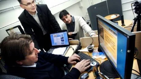 Sex orter knöts samman med modern teknik vid torsdagens medborgardialog. Informatören Fredrik Blom skötte tekniken. Ordförande Conny Tyrberg (C) och Jorge Chavez (KD) tyckte att det var ett spännande arbetssätt.