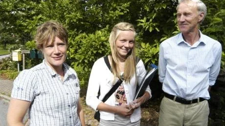 Ridläraren Kim Bohman med nya eleven Rebecka Elmqvist, Lofta, som ska gå på hästutbildningen, tillsammans med t f rektor Bengt Ove Kjäll på Gamlebygymnasiet.
Foto: Hans Brandin