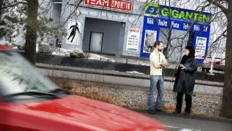 Den planerade rondellen vid Allén kan bli dyrare än väntat. Nu undersöker kommunen alternativa trafiklösningar. För handlarna Johan Litsen, Elgiganten, och Eva Olsén, Team Sportia, är rondellen en nödvändighet.Foto: Lisa Olaison