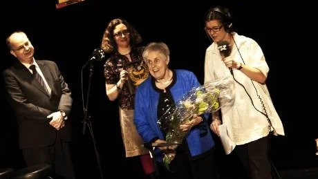 Elsie Johansson tar emot Sveriges Radios romanpris av Mats Svegfors, Sveriges Radios vd.Foto: Stina Gullander/SR