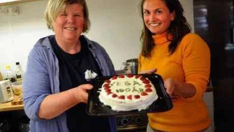Kerstin Bergström och Arianna Funk serverar tårta på skonaren Vega. Foto: Anders Steiner