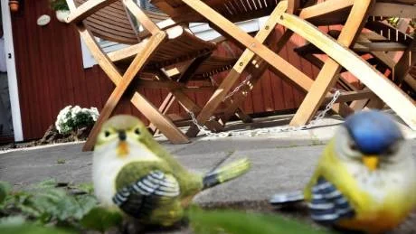Boende i Marieborg har kedjat fast utemöblerna. Allt för att hindra tjuven. Foto:lLsa Olaison