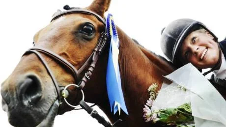 Ellinor Eke-Göransson från Ängelholm knep sin allra sista chans och red en nollrunda med ponnyn Mustafo. Detta innebär att Ellinor är klar för SM. Foto: Ellen Kindstrand