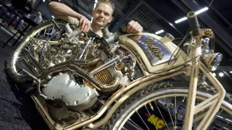 Stellan Egeland fascineras av både teknik och design, så vad kan passa bättre än att bygga egna motorcyklar? "Jag gillar när det är extremt", säger han.Foto: Claudio Bresciani/Scanpix