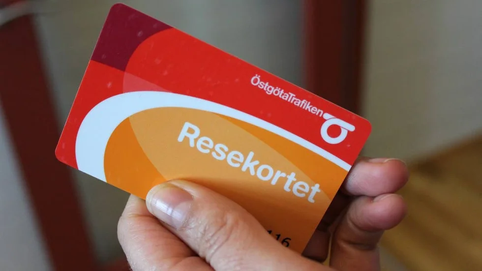 Busskort. I nästa vecka gör niondeklassarna sitt val till gymnasiet, men något besked om vilken typ av busskort de får om de väljer Nyströmska skolan får de inte innan dess.