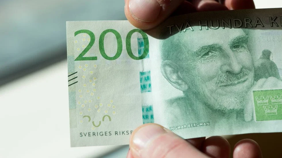 Äkta. Genom att granska sedlarnas säkerhetsdetaljer kan man lätt avgöra om den är äkta eller falsk.
