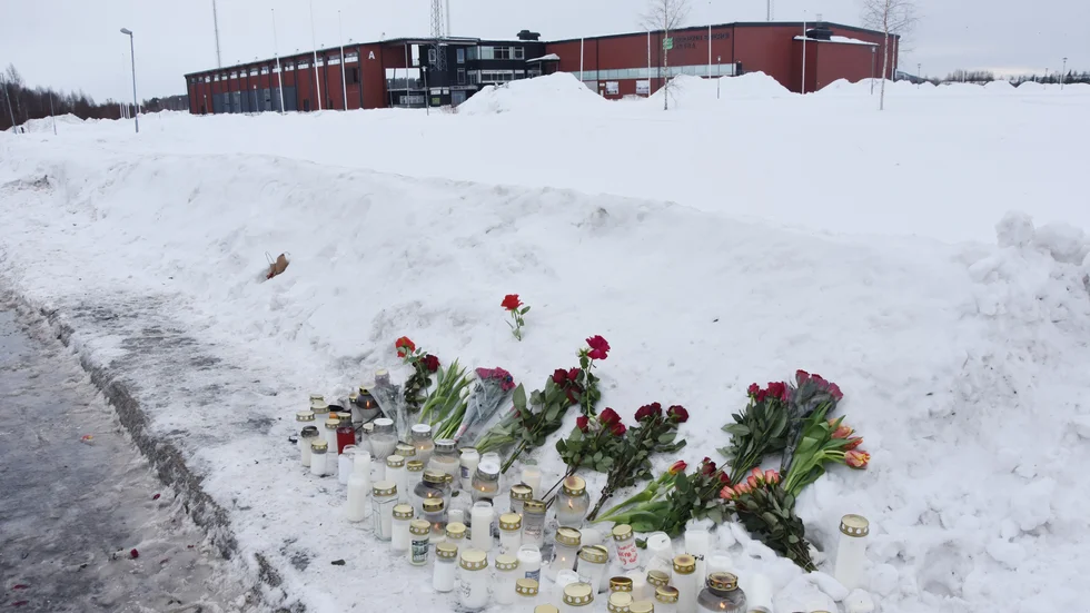 Minnesplats vid infarten till Boden Energi Arena för att hedra minnet av den tonåring som i måndags omkom på grund av en trafikolycka.