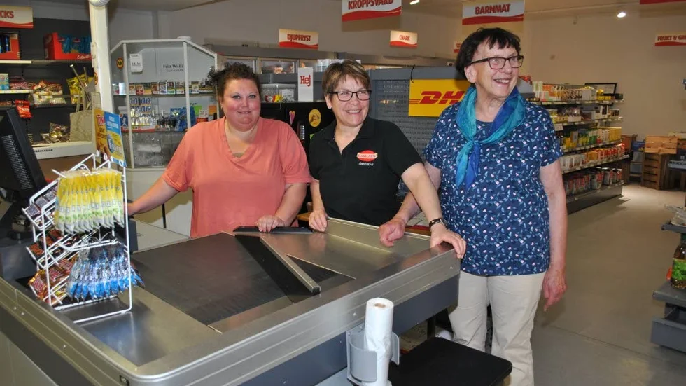 Johanna Haag och Anci Carlsson i affären tillsammans med Margareta Hultström, ordförande i den ekonomiska föreningen.