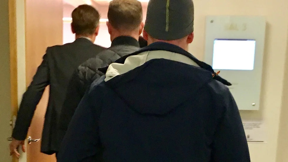 På väg att häktas. 27-åringen på väg in till förhandlingen tillsammans med advokat Jonas Wiklund och två poliser. Foto: Hans Berggren