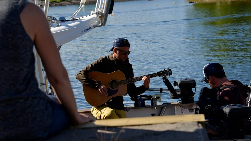 Team Simloc hade bara fått en godkänd fisk, men tog det hela med ro. Mikael Gyllenberg på dragspel och Olle Holmgren på gitarr. Foto: Sofie Abrahamsson.