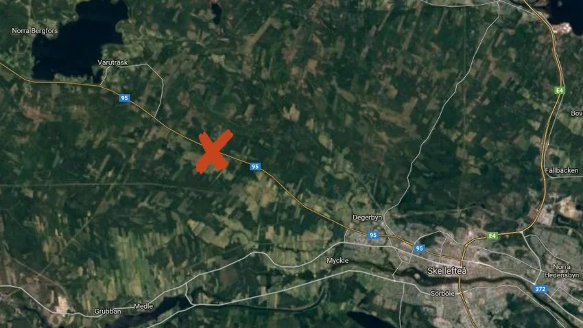 Enligt larmet ska branden ha startat mellan Degerbyn och Varuträsk. Foto: Google