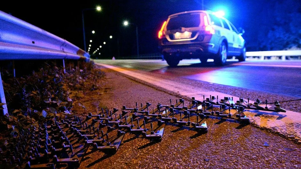Polisen fick stopp på kvinnans färd genom att använda en spikmatta. Foto: TT